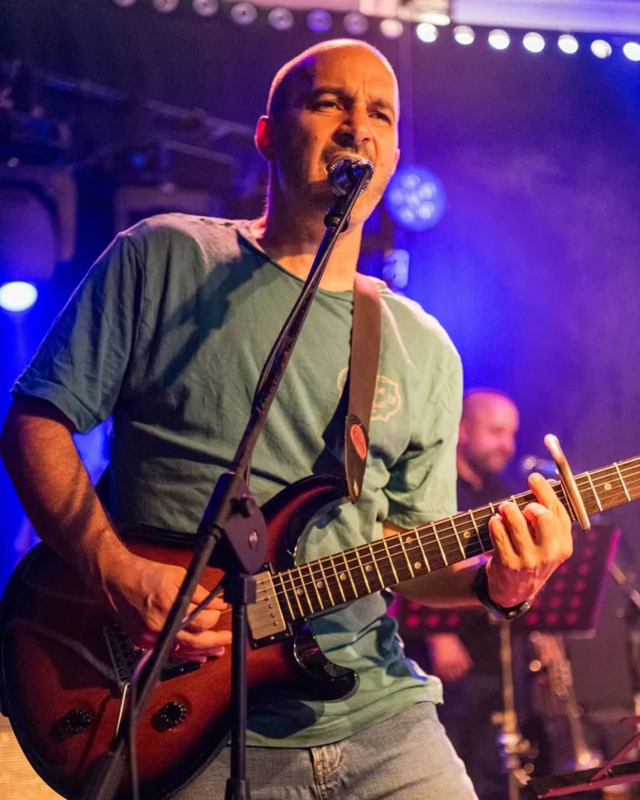 Ron Yona, Guitars